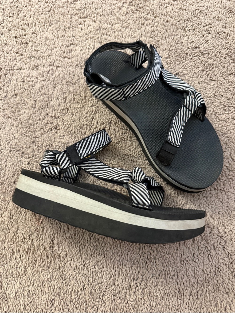 Teva Platform Sandals Women’s Size 8 Black and White Striped Open Toe Beach Shoe